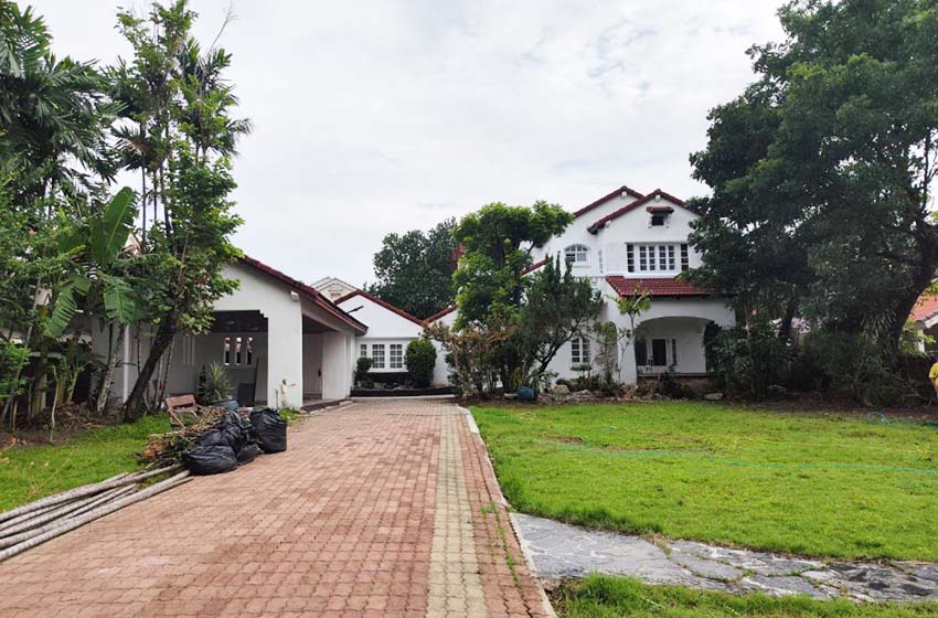 House with Shared Pool in Srinakarin 